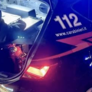 Prima dà fuoco alla casa della madre a Sesto Calende, poi fa razzìa sulle auto ad Albizzate: arrestato