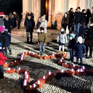 Fiaccolata dei bambini: una luce di speranza al Mercatino di Natale di Casbeno