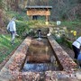 Volontari al lavoro per la manutenzione della fontana dei Marsili (foto di Legambiente Cantello)