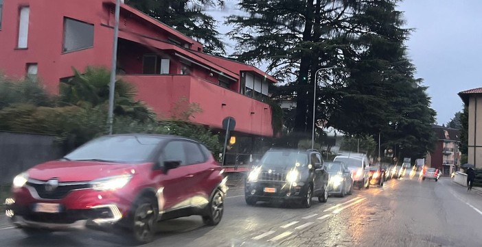 La situazione in viale Aguggiari poco dopo le 18