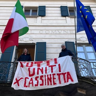 La vicesindaca Ivana Perusin e il sindaco Davide Galimberti con lo striscione appeso a Palazzo Estense