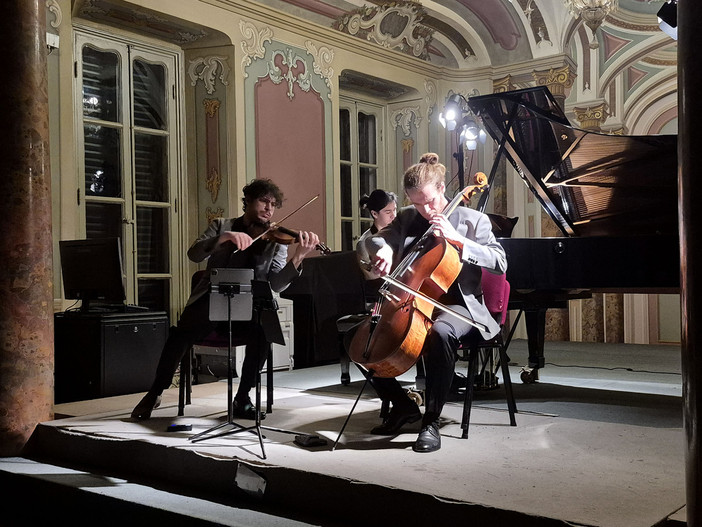 Standing ovation in Salone Estense per le emozionanti melodie del Trio Concept