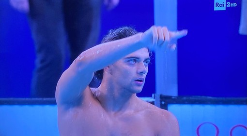 Thomas Ceccon fenomeno d'oro nei 100 dorso: raggiunge Martinenghi nell'olimpo del nuoto