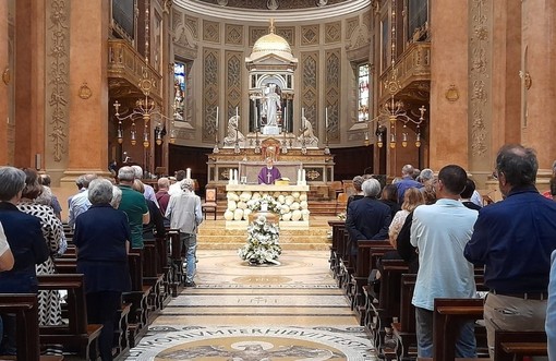 La basilica si Santa Maria assunta, gremita per l'ultimo saluto a Paolo Carù