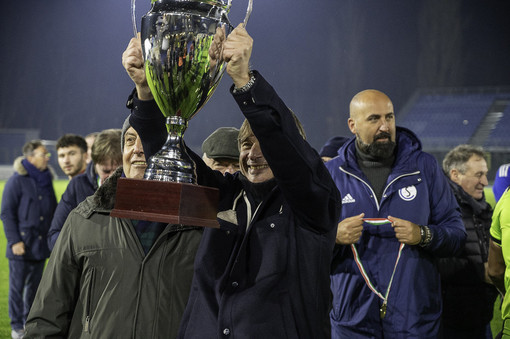 Claudio Milanese, patron della Solbiatese, con la Coppa Italia. Sulla destra il direttore generale nerazzurro Carmine Gorrasi (foto Alessandro Umberto Galbiati)