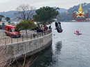 Recuperata dall'autogrù dei vigili del fuoco di Varese l'auto finita nel lago di Como. Giallo sulle cause della tragedia