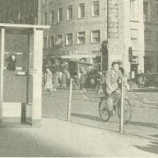 La prima cabina telefonia d'Italia in piazza San Babila (archivio storico Telecom Italia)