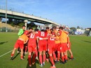 Il portiere Cassano, a sinistra in maglia verde, insieme al gruppo biancorosso felice dopo il 2-2 raggiunto al 93' sul campo dell'Rg Ticino (foto Ezio Macchi)