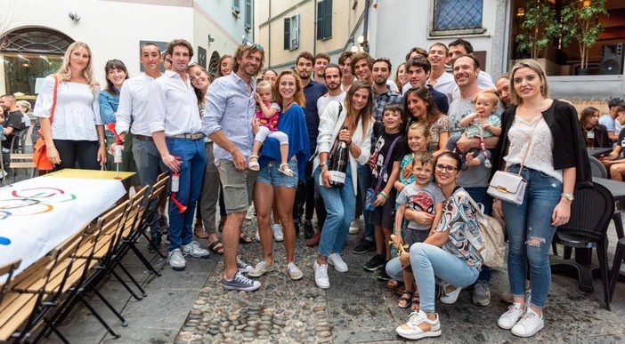 La grande famiglia di Federica Cesarini si è ritrovata in via Cavallotti al Bellavita Cafè per la festa d'oro a lei e alla compagna Valentina Rodini (foto Galbiati)