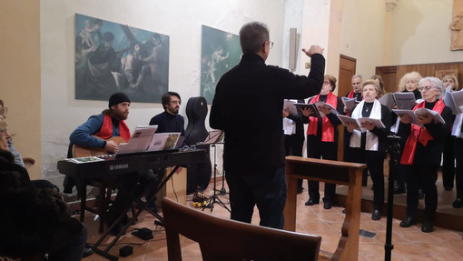 VIDEO. Cascina dei poveri, chiesa stracolma per il coro dei Gallazzi