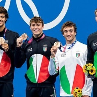 Secondo bronzo per Nicolò Martinenghi, secondo da sinistra con la medaglia appena conquistata nella staffetta mista 4x100 mista