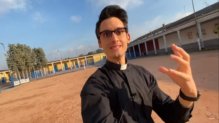 Busto, il nuovo video del “prete youtuber” è dedicato all’oratorio San Filippo