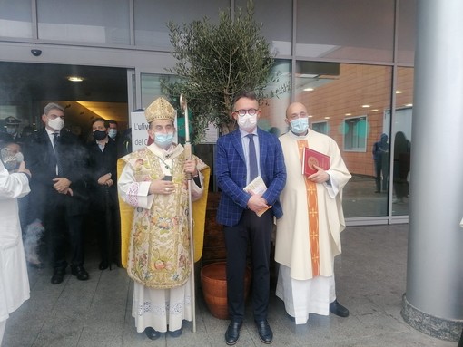 Monsignor Delpini all'ospedale di Circolo celebra la messa in suffragio delle vittime di Covid: «Non ho risposte alle vostre domande, ma posso regalarvi cinque parole amiche»
