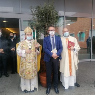 Monsignor Delpini all'ospedale di Circolo celebra la messa in suffragio delle vittime di Covid: «Non ho risposte alle vostre domande, ma posso regalarvi cinque parole amiche»