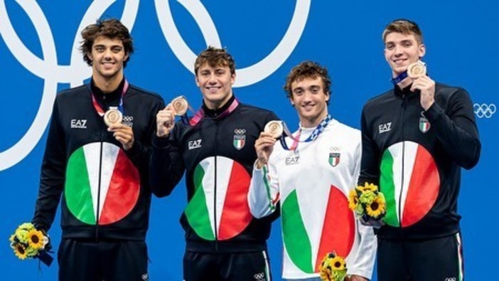 Secondo bronzo per Nicolò Martinenghi, secondo da sinistra con la medaglia appena conquistata nella staffetta mista 4x100 mista