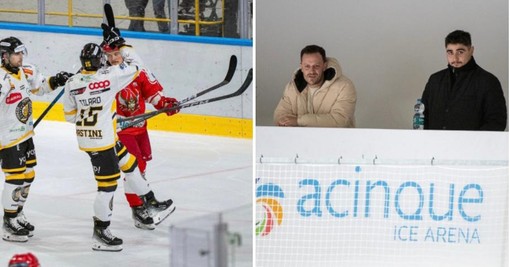 Tilaro segna il primo gol all'Alleghe e alza il guantone per dedicarlo a capitan Vanetti, appostato in piccionaia insieme all'infortunato Piroso proprio sopra di lui dopo l'esclusione decisa da coach Glavic (foto Galbiati)