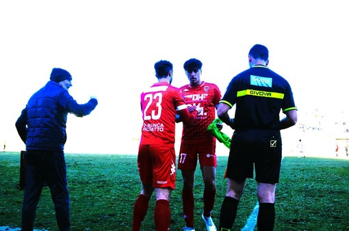 Nella foto di Ezio Macchi entra in campo il numero 23 biancorosso non presente nella distinta ufficiale del Varese contro l'Asti