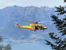 Scontro tra un'auto e una moto lungo la strada del lago Maggiore a Laveno: in volo l'elisoccorso