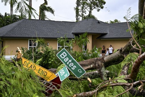 Uragano Milton, devastazione e vittime in Florida. Oltre 2.2 milioni senza luce