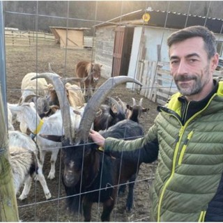 I prodotti della terra appena colti, il caprone Pasqualino e Daniele Bissacca alla Fazenda del Besa, in via Piana di Luco, tra viale Borri e Schianno