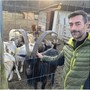 I prodotti della terra appena colti, il caprone Pasqualino e Daniele Bissacca alla Fazenda del Besa, in via Piana di Luco, tra viale Borri e Schianno