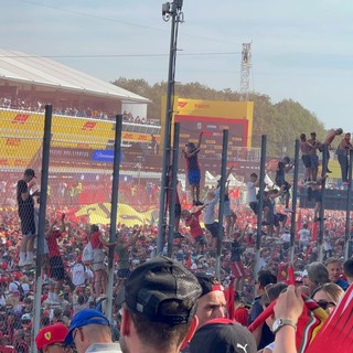 VIDEO. Ferrari che fate? Ma per i tifosi Monza resta una festa