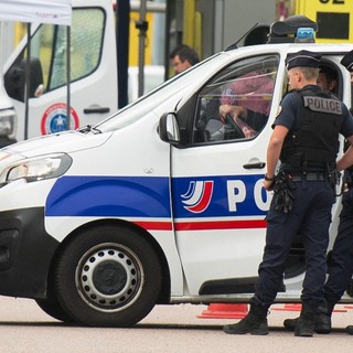 Parigi, auto contro tavoli di bar: un morto e 3 feriti gravi