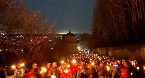 Lo spettacolo delle luci di quasi duemila fiaccole ieri sera sulla Via Sacra