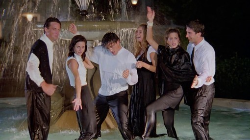 Friends compie 30 anni: scene iconiche, battute cult e l'assenza di Perry