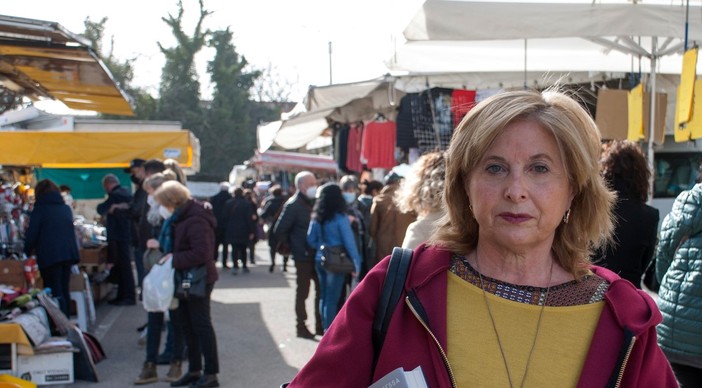 Chiara Guzzo in una mattina al mercato di Busto