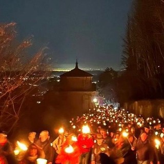 Lo spettacolo delle luci di quasi duemila fiaccole ieri sera sulla Via Sacra