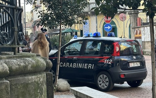 I carabinieri davanti a uno dei negozi finiti nel mirino