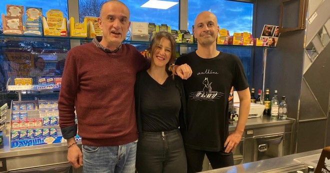 Elio, a sinistra, insieme a Serena e Manuel, parte della squadra che gestisce il bar-ristorante del Campus