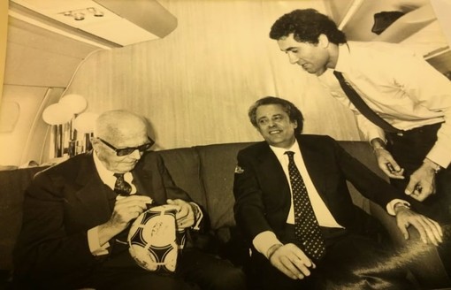 Il presidente Sandro Pertini firma il pallone davanti a Claudio Gentile, uno degli eroi mundial dell'82