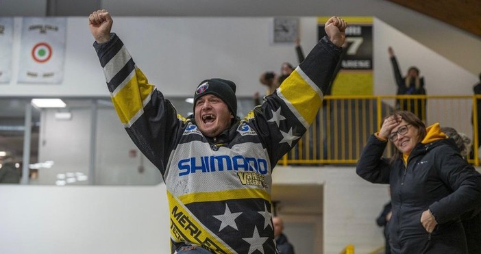 Sirena finale di Varese-Caldaro 4-3: è gioia purissima all'Acinque Ice Arena (foto Michele Del Re)