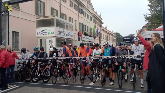 La partenza della gran fondo di questa mattina