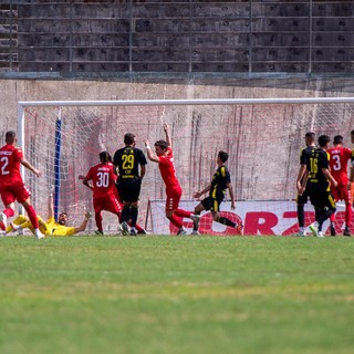 La palla si insacca: è il primo gol di Valagussa alla Varesina in una partita ufficiale al Franco Ossola (foto Alessandro Umberto Galbiati)