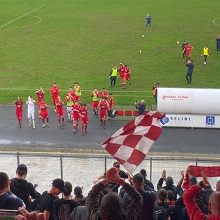 Valagussa-gol. Sotto l'arcobaleno spuntato prima del via al Franco Ossola, sopra la curva nord