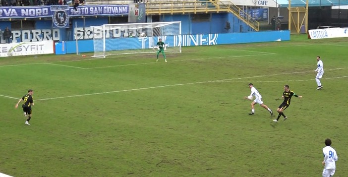 Mazia in posizione regolarissima di almeno un metro, come si vede anche dal video al momento del passaggio di Gasparri, va a segnare l'1-0 della Varesina poi annullato: dov'è il fuorigioco?