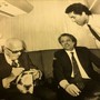 Il presidente Sandro Pertini firma il pallone davanti a Claudio Gentile, uno degli eroi mundial dell'82