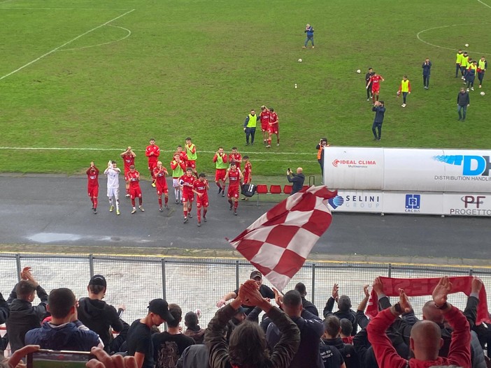 Valagussa-gol. Sotto l'arcobaleno spuntato prima del via al Franco Ossola, sopra la curva nord