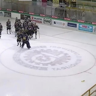 La gioia finale del Varese a Cavalese dopo il 4-3 al Fiemme