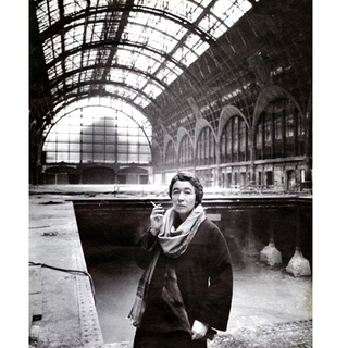 Gae Aulenti nel cantiere della Gare d'Orsay 1980, autore non identificato