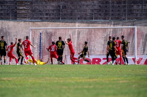 La palla si insacca: è il primo gol di Valagussa alla Varesina in una partita ufficiale al Franco Ossola (foto Alessandro Umberto Galbiati)