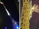 FOTO E VIDEO. Castronno, giovane s'arrampica nella notte su una gru di 25 metri: raggiunto e salvato