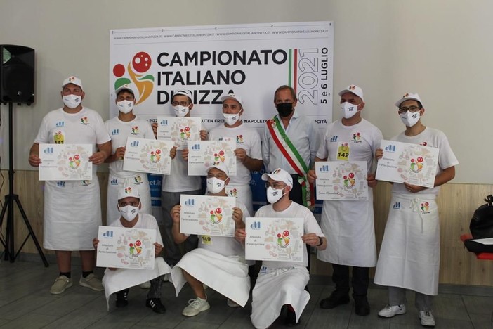 I pizzaioli medagliati con il sindaco di Busto, Emanuele Antonelli