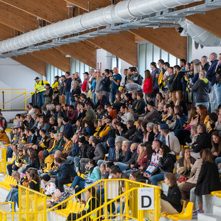 Prima partita davanti al pubblico giallonero ieri sera all'Acinque Ice Arena (Foto Alessandro Umberto Galbiati)