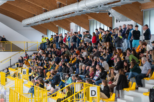 Prima partita davanti al pubblico giallonero ieri sera all'Acinque Ice Arena (Foto Alessandro Umberto Galbiati)