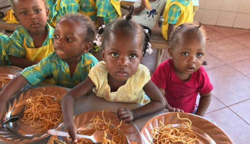 I bambini ad Haiti trovano conforto e sostegno da suor Marcella