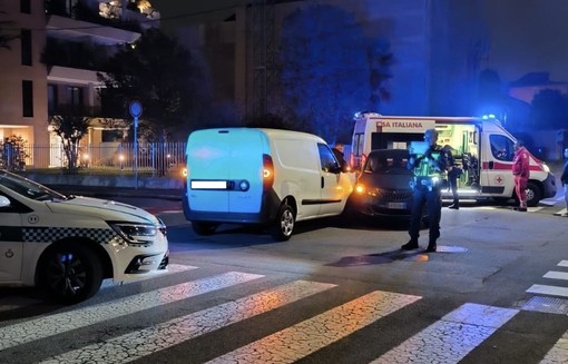 Un altro incidente vicino a via Ferrini: soccorse due donne